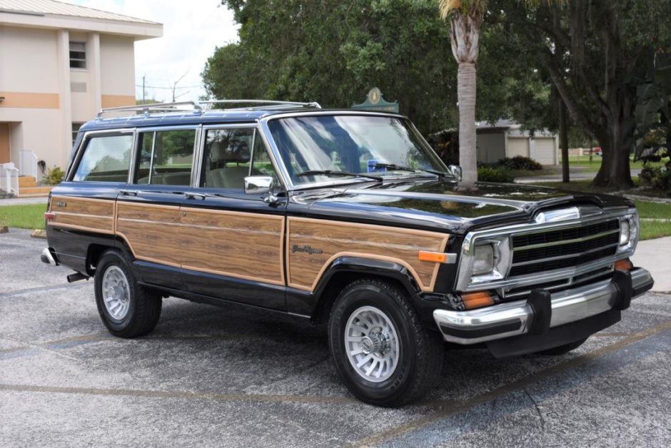 No Reserve: 1990 Jeep Grand Wagoneer