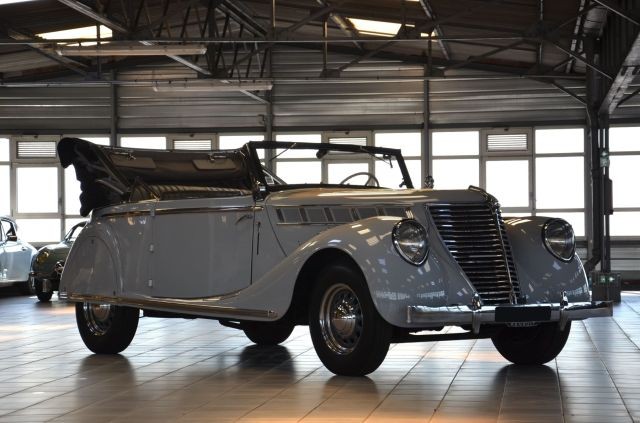 1938 RENAULT VIVA GRAND SPORT CABRIOLET (BCX3)