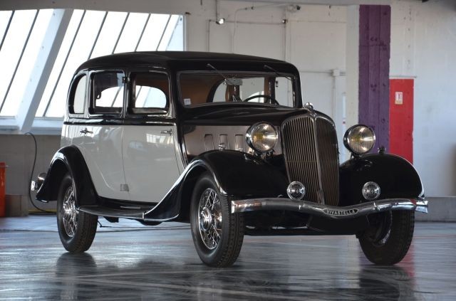 1934 RENAULT VIVASTELLA LIMOUSINE (PG9)