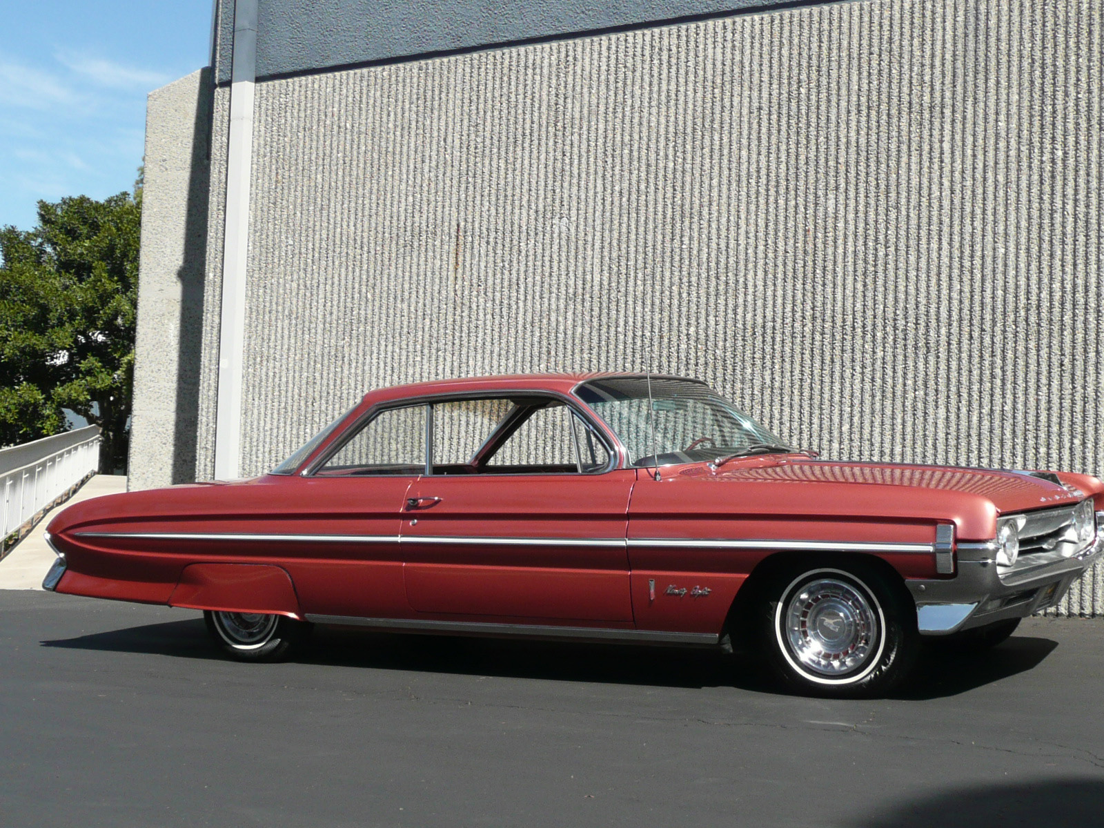 1961 OLDSMOBILE 98 HOLIDAY COUPE