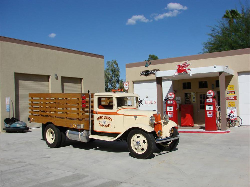 1934 FORD FLATBED TRUCK