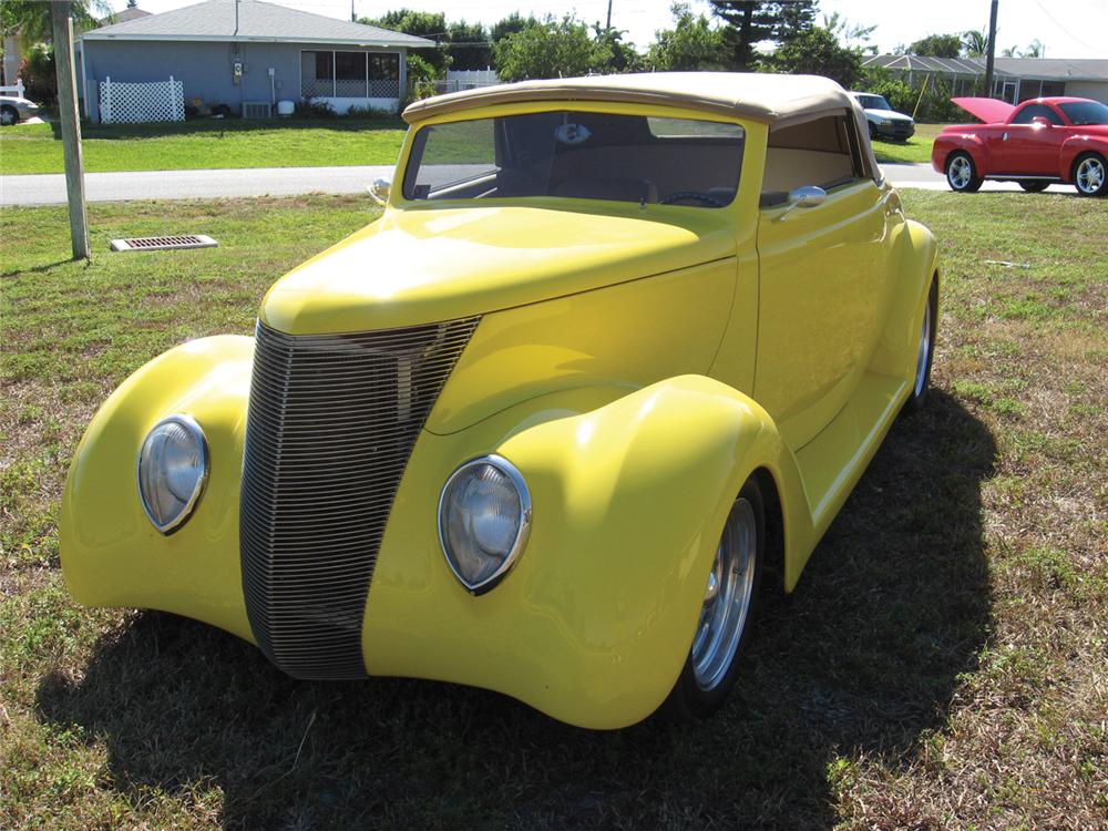 1937 FORD CUSTOM 2 DOOR CONVERTIBLE