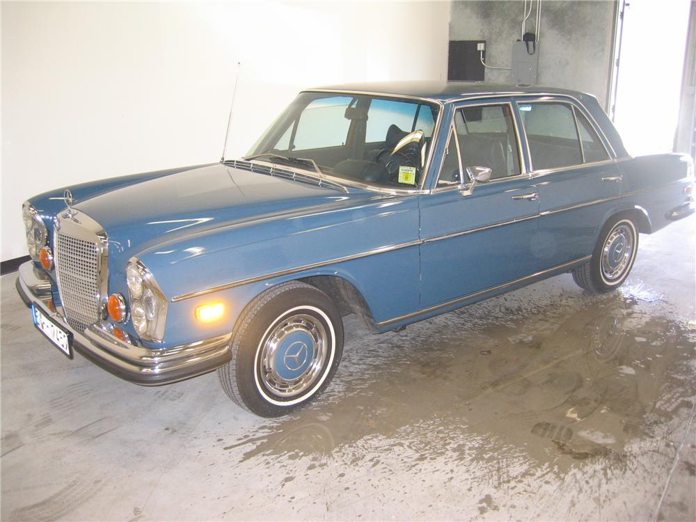 1972 MERCEDES-BENZ 280SE 4 DOOR SEDAN