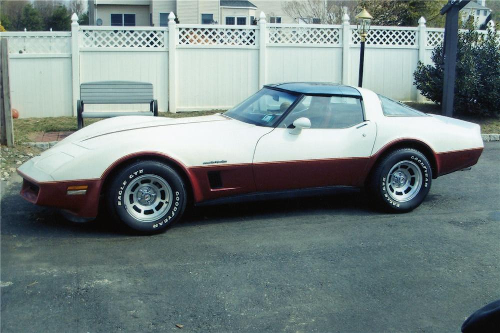 1982 CHEVROLET CORVETTE 2 DOOR COUPE