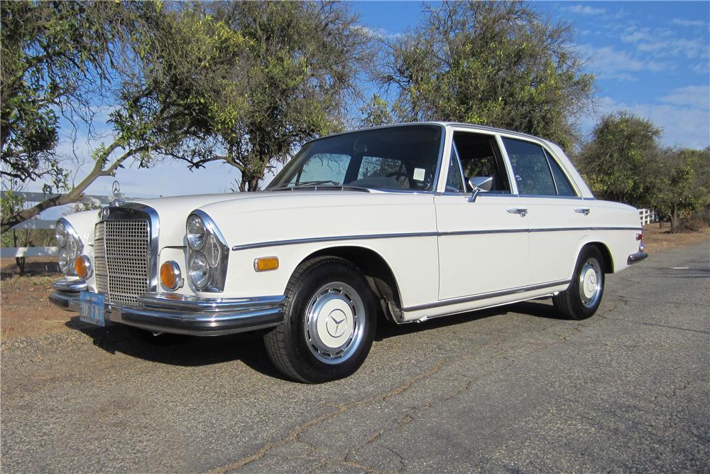 1972 MERCEDES-BENZ 280SE 4 DOOR SEDAN