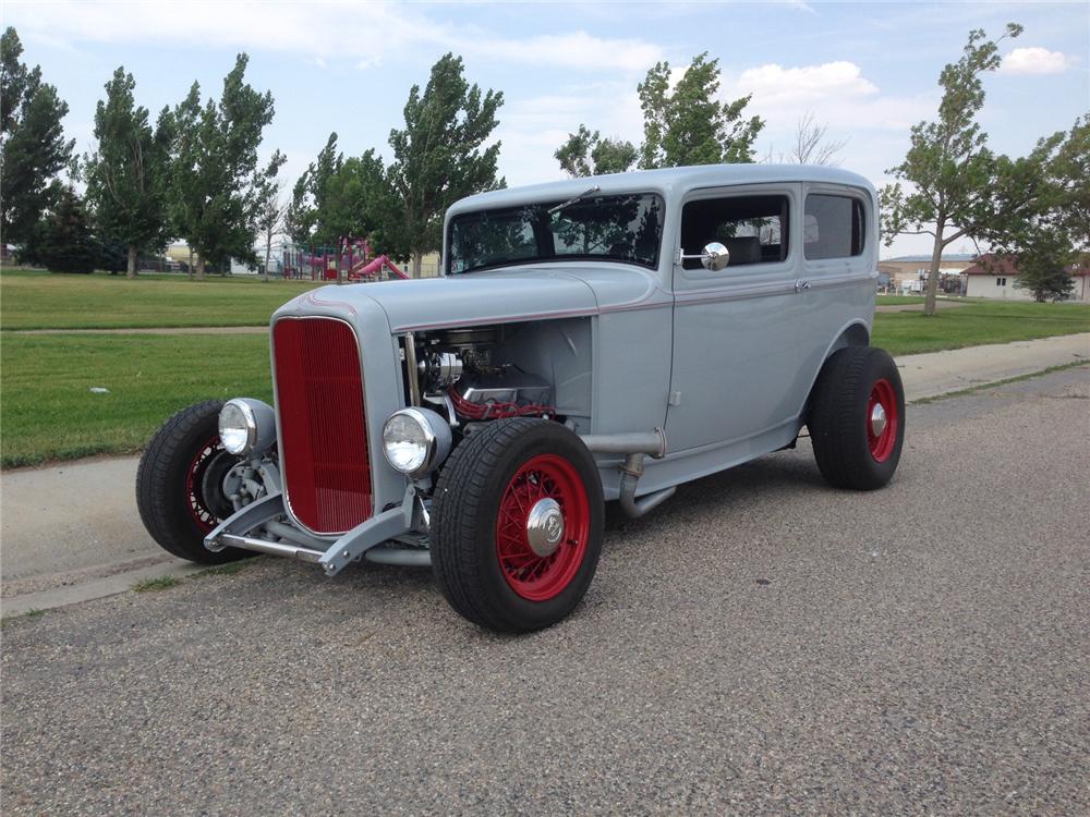 1932 FORD CUSTOM 2 DOOR SEDAN