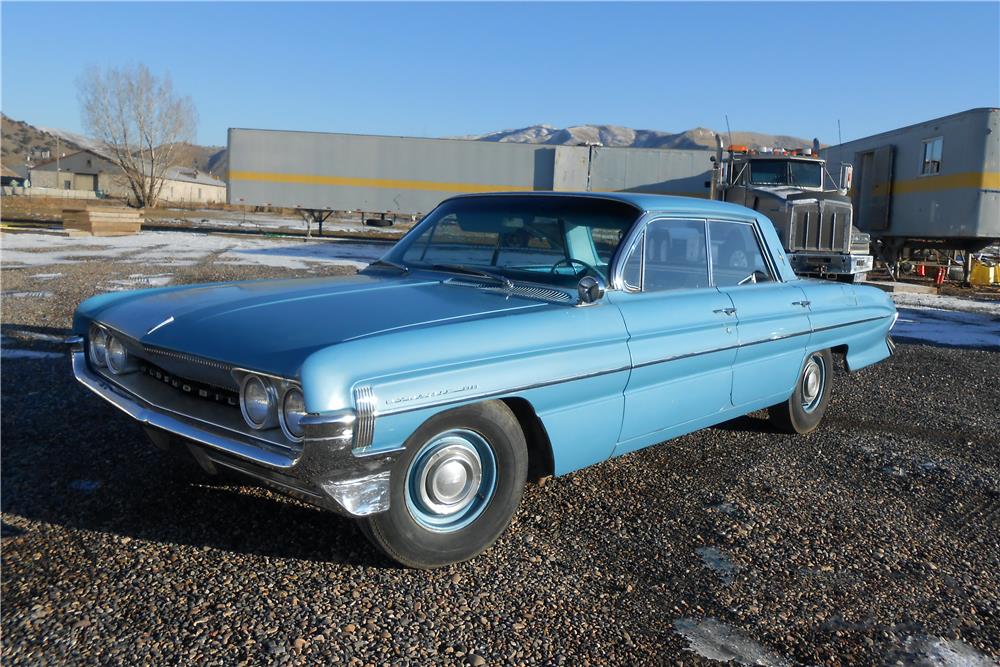 1961 OLDSMOBILE DYNAMIC 88 4 DOOR HARDTOP