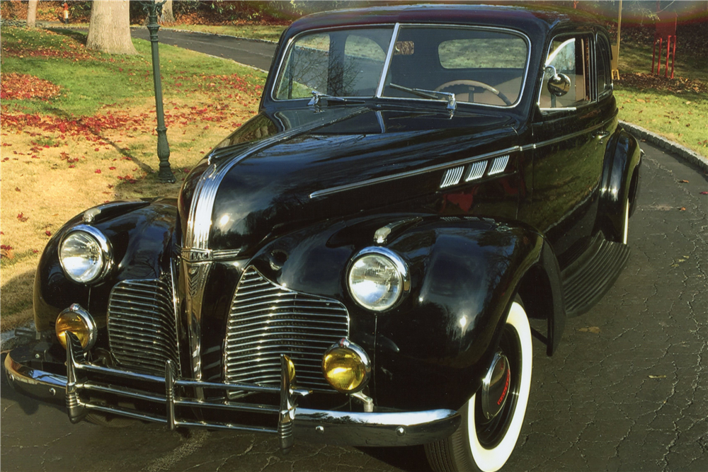 1940 PONTIAC TOURING SEDAN