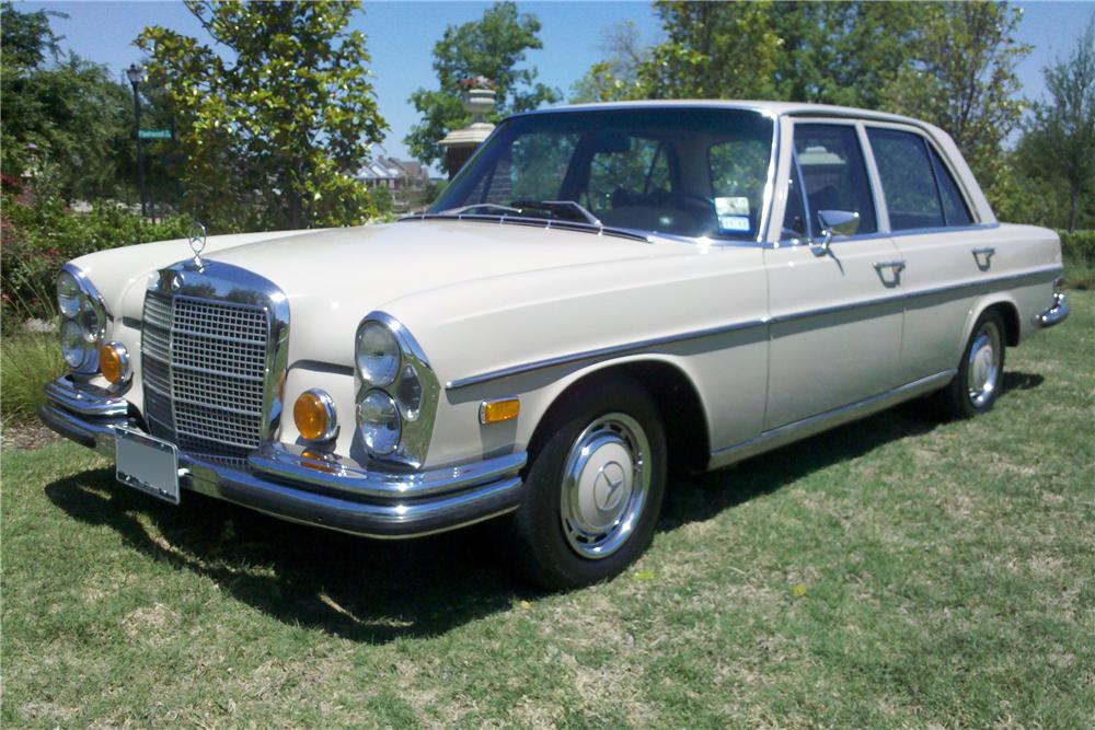 1970 MERCEDES-BENZ 280SE 4 DOOR SEDAN