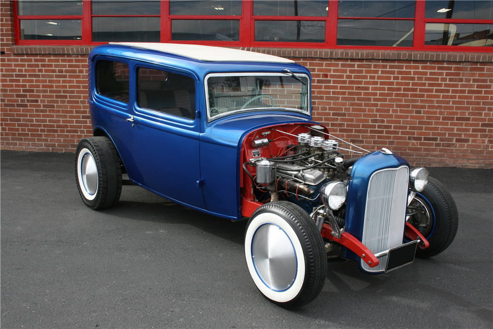 1932 FORD CUSTOM 2-DOOR SEDAN