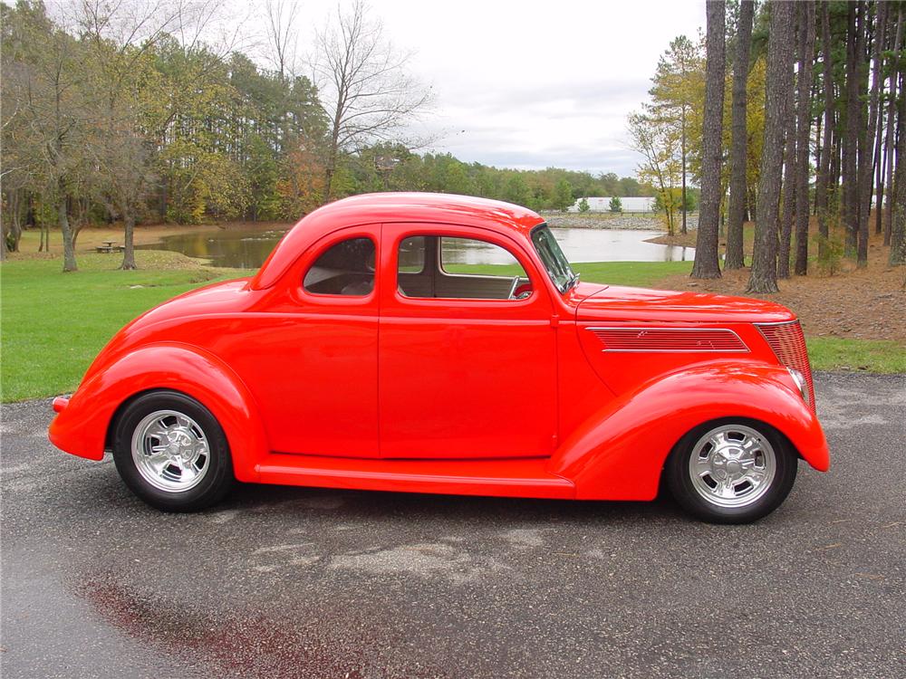 1937 FORD CUSTOM 2 DOOR COUPE