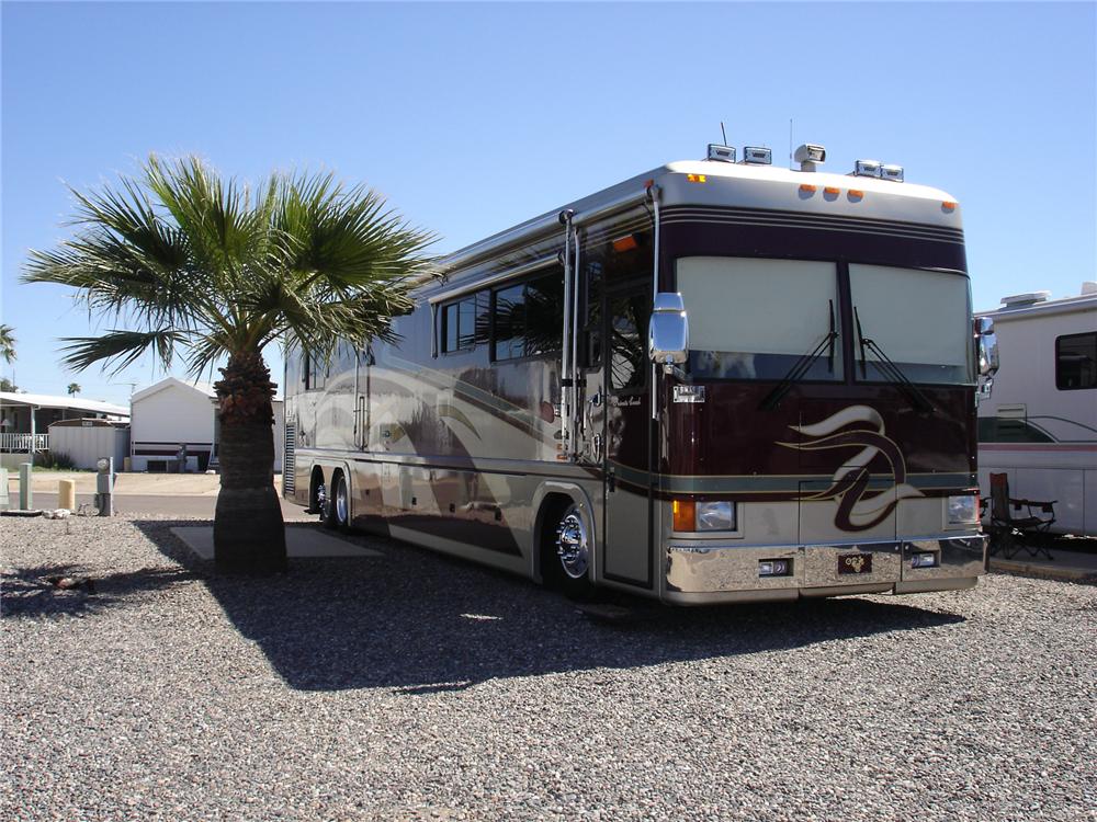 1999 FEATHERLITE VOGUE MOTOR COACH 