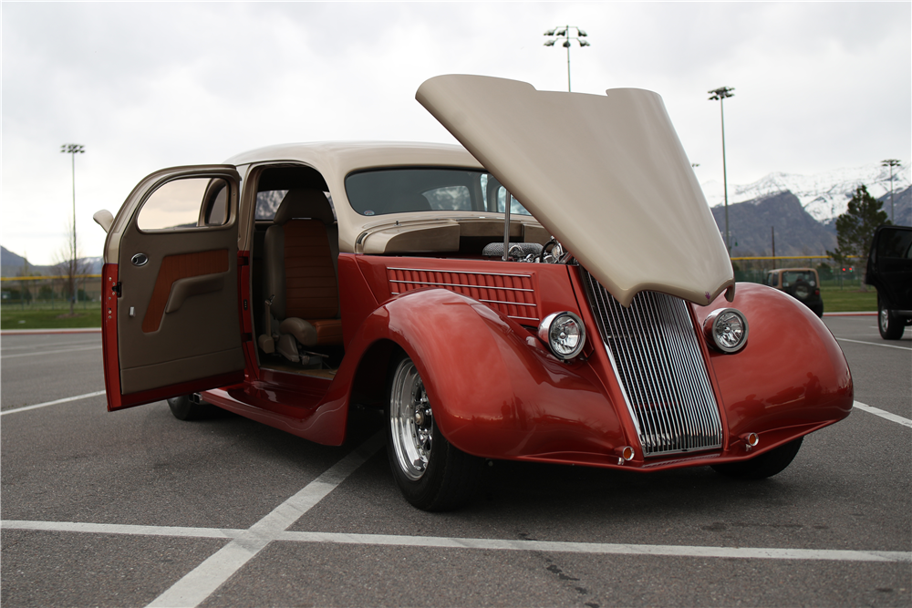 1935 FORD CUSTOM SEDAN