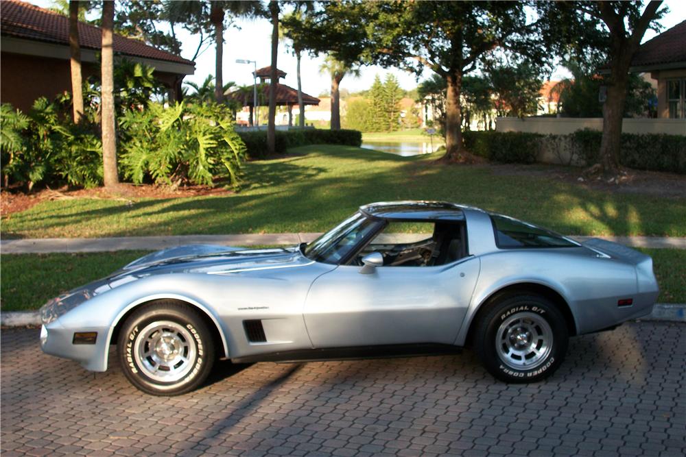 1982 CHEVROLET CORVETTE 2 DOOR COUPE