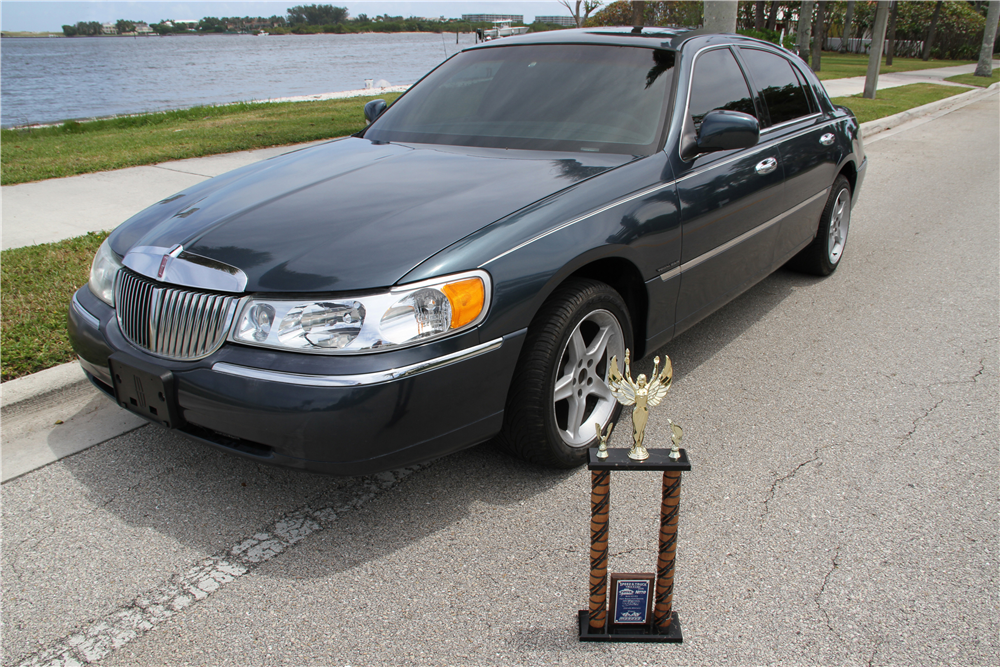 1998 LINCOLN TOWNCAR CUSTOM 4-DOOR SEDAN