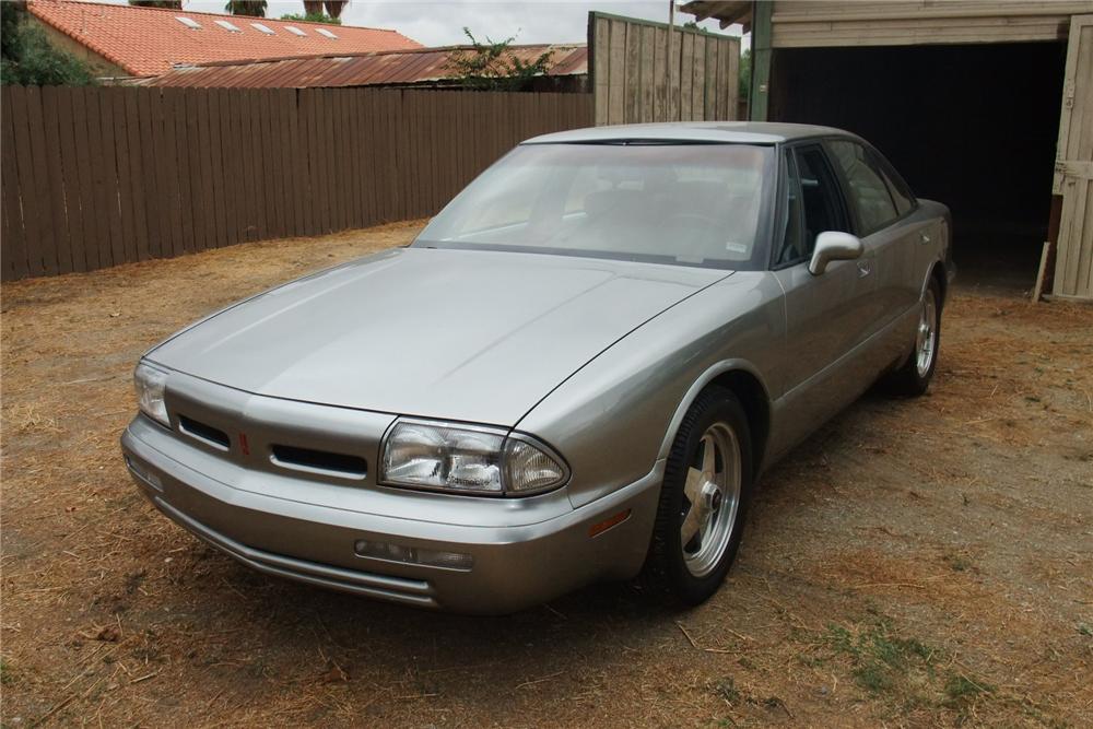 1992 OLDSMOBILE DELTA 88 ROYALE 4 DOOR SEDAN