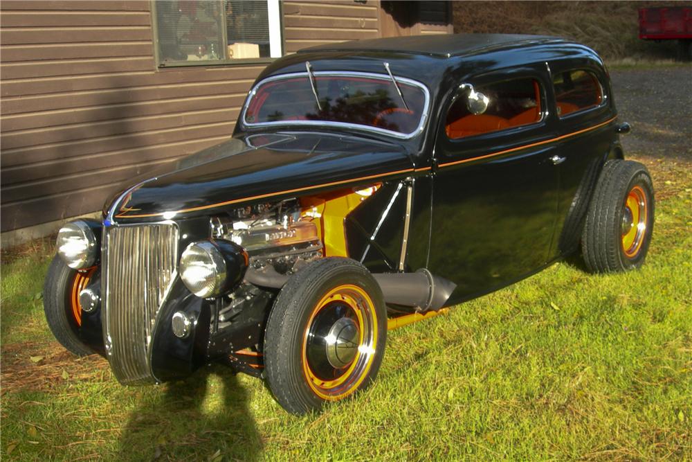 1935 FORD CUSTOM 2 DOOR