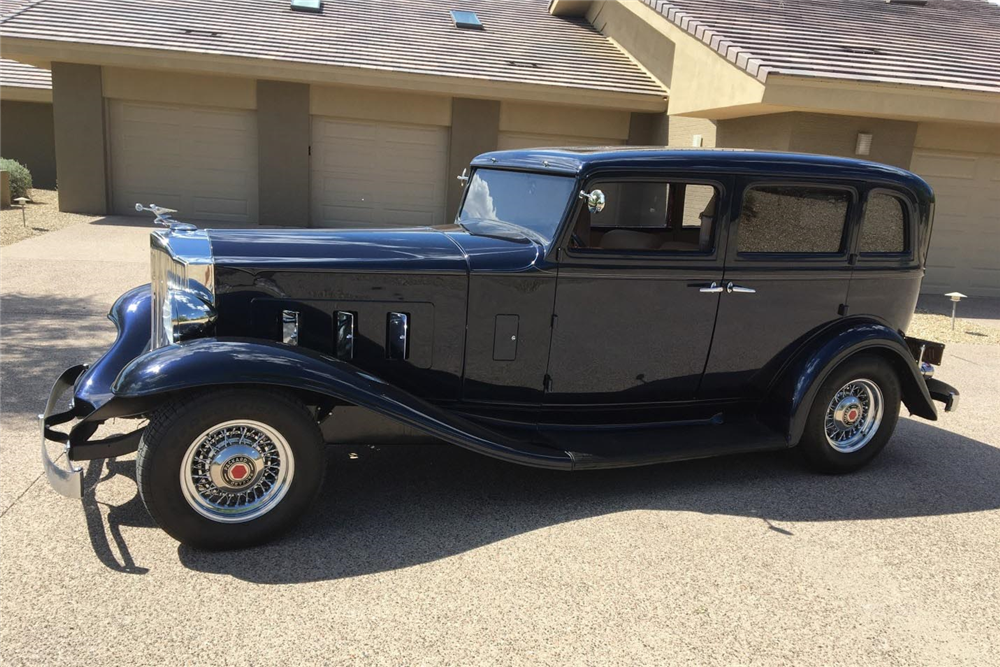 1932 PACKARD 900 CUSTOM SEDAN