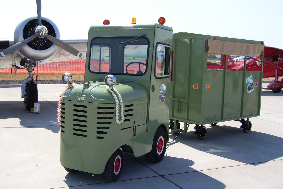 1975 CLARKAT LUGGAGE TUG