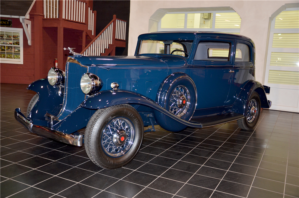 1932 PACKARD 900 SEDAN