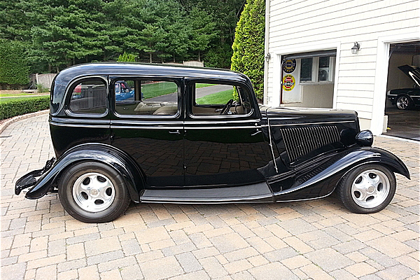 1934 FORD CUSTOM 4-DOOR SEDAN