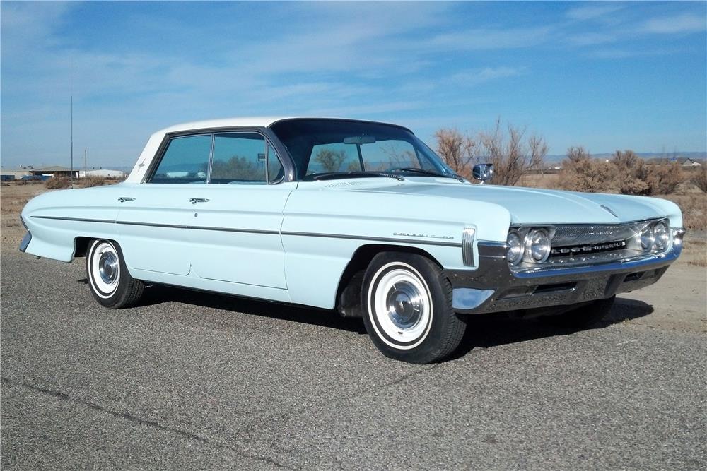 1961 OLDSMOBILE DYNAMIC 88 4 DOOR