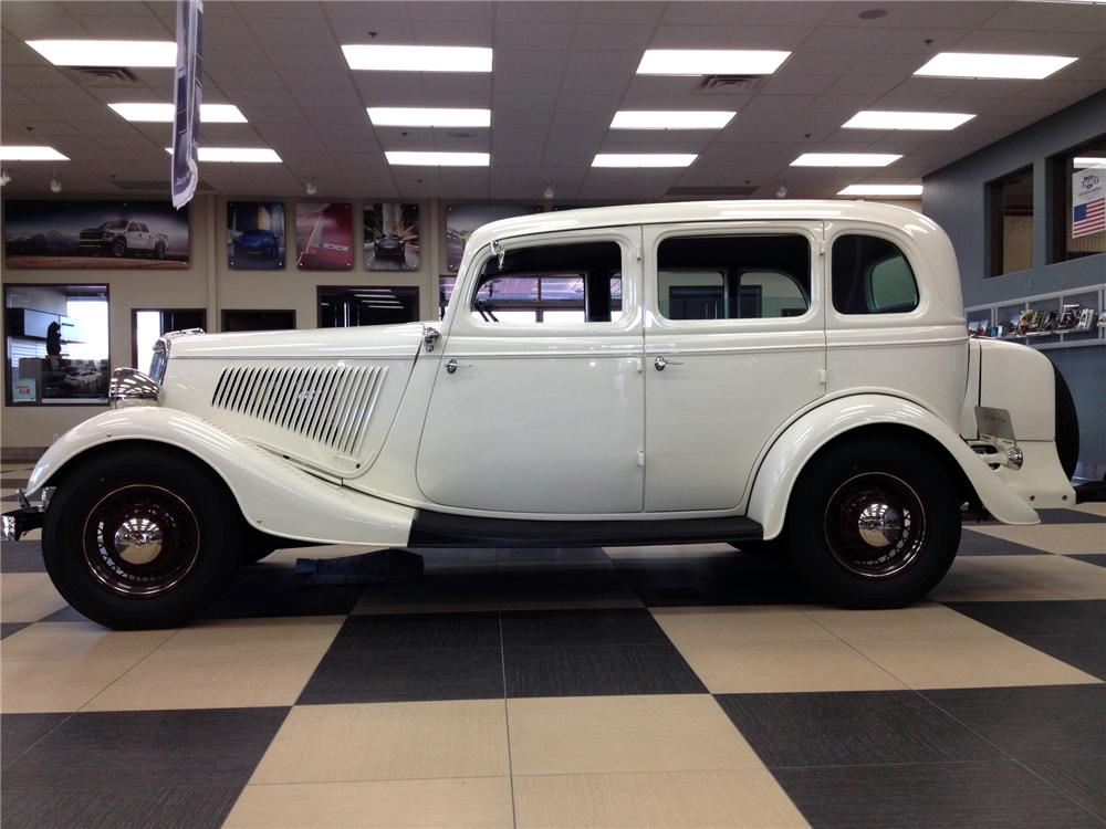 1934 FORD DELUXE 4 DOOR SEDAN