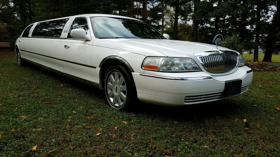 No Reserve: 2004 Lincoln Town Car Limousine