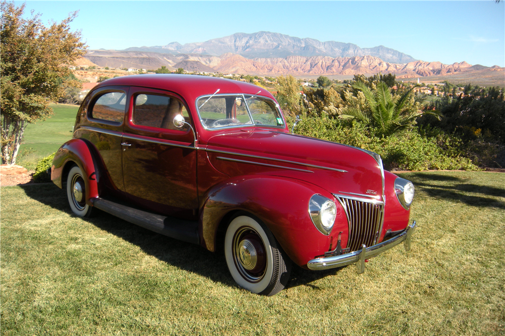 1939 FORD DELUXE SEDAN